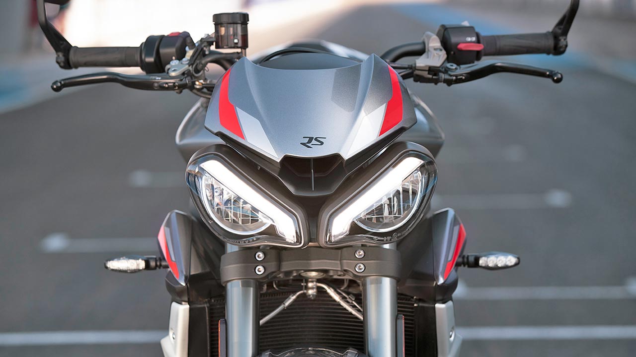 Während das Vorgängermodell eher glubschäugig durch die Gegend fuhr, schaut die Street Triple RS deutlich aggressiver drein – auch dank LED-Tagfahrlicht.