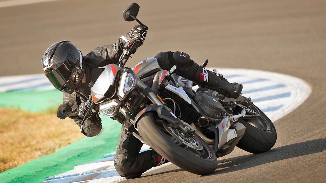 Hat dank überarbeitetem Motor einiges mehr an Power als die Vorgängerreihe: Triumphs Street Triple des Jahrgangs 2020.