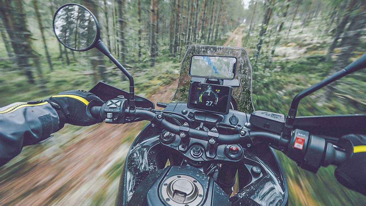 Optional zu haben bei der Norden: Eine Connectivity Unit, mit der man das Smartphone ins Fahrzeug einbinden und dadurch Features wie eine Turn-by-Turn-Navigation wachkitzeln kann.