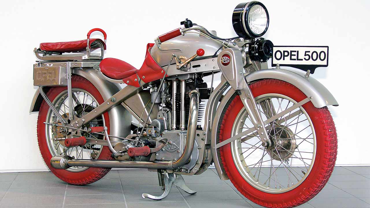 In der Rüsselsheimer Sammlung von Opel Classic steht noch heute eine fahrbereite 1928er Opel Motoclub „Supersport“. Das Motorrad besticht durch eine moderne Optik, die vom Mattsilber des galvanisierten, unlackierten Metalls geprägt wird, kontrastiert durch einen roten Sattel, rote Anbauteile und sogar rote Reifen.