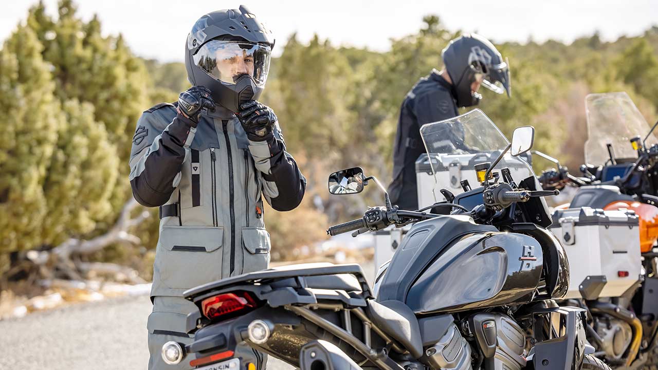 Zusammen mit dem niederländischen Ausrüstungshersteller REV'iT entwickelte Harley eine eigene Bekleidungslinie für die Pan America.