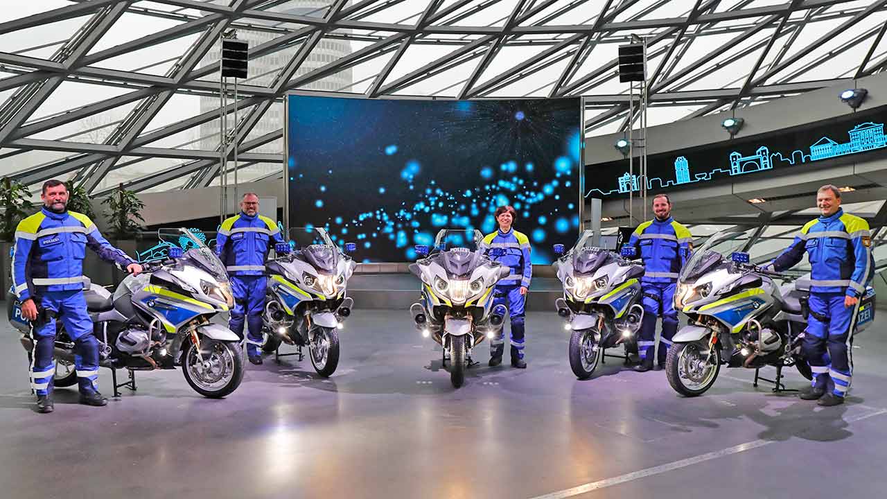 Strahlende Gesichter bei den Beamten, die als Erste auf den neuen Einsatzbikes Platz nehmen dürfen.