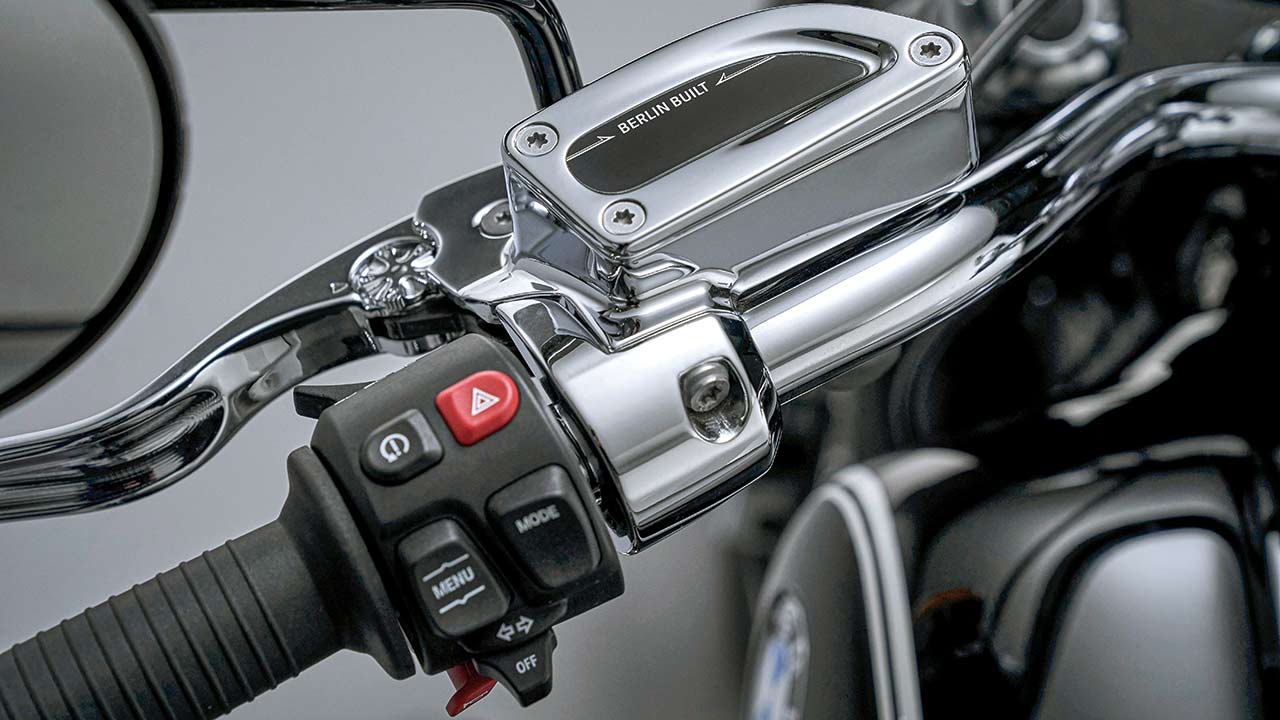 BMW zeigt bei der R 18 in jedem Detail seine hohe Verarbeitungsqualität. Wer hat's erfunden? Auch das lassen die Bayern, die längst in der Hauptstadt fertigen, durch entsprechende Hinweise wissen.