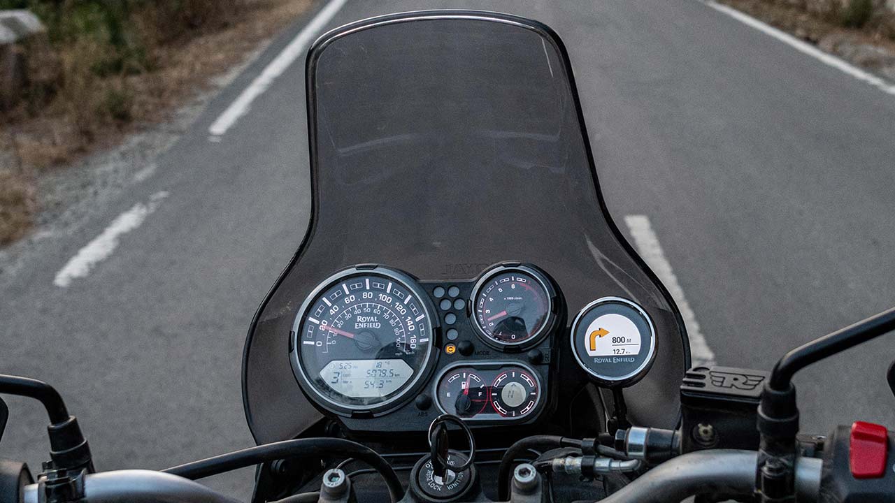Rechts neben der Instrumententafel sitzt jetzt ein Zusatzinstrument, das grundlegende Navi-Infos liefert – befeuert von Google Maps auf dem Smartphone des Fahrers.