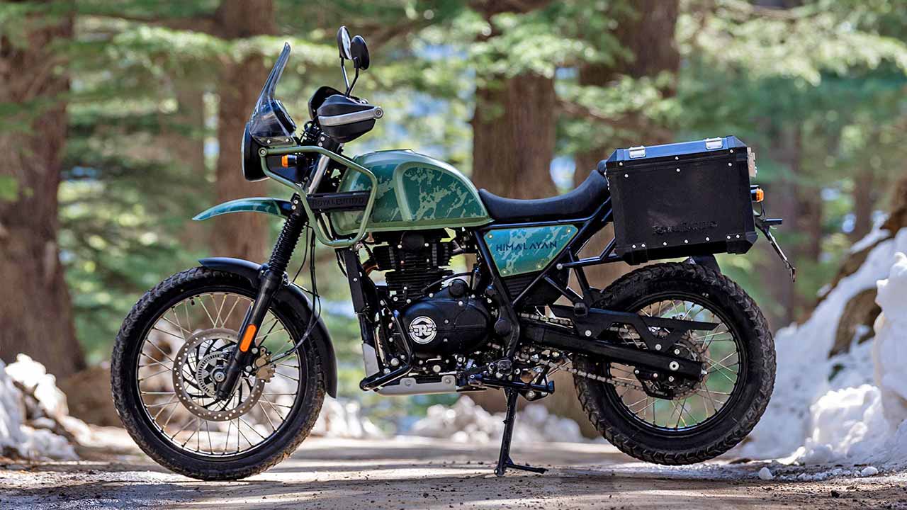 Schnittig: Die Himalayan im neuen Farbton „Pine Green“ und mit allerlei Reise-Accessoires verfeinert.