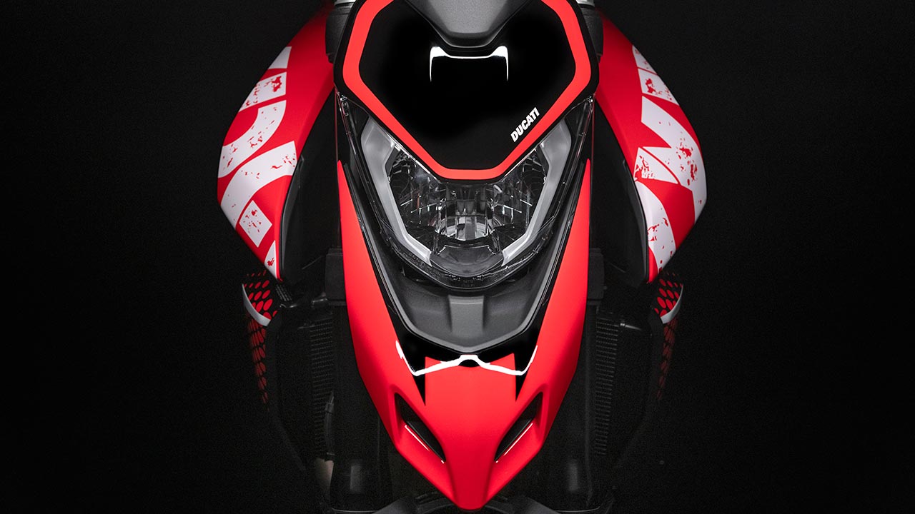 Das insektoide Gesicht der Hypermotard kommt durch das neue Lackkleid noch besser zur Geltung.