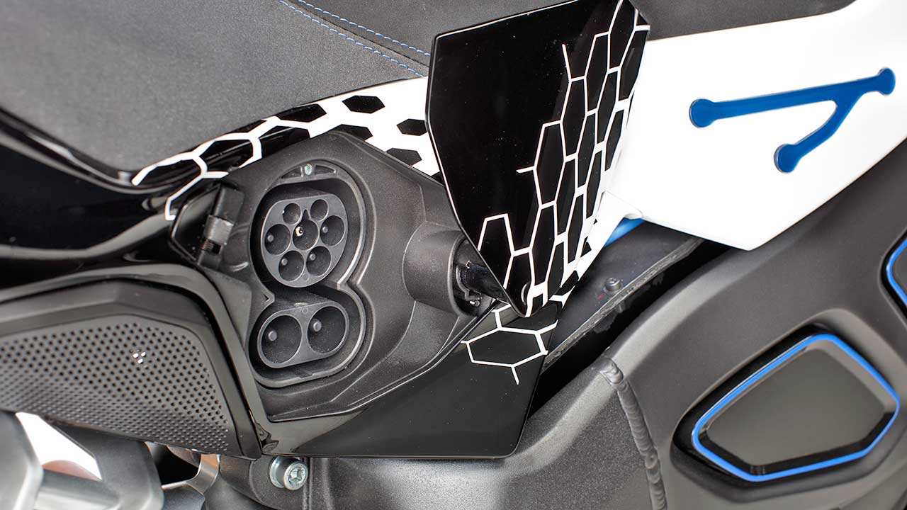 Die Ladebuchsen hat Kymco unter dem Seitendeckel versteckt.