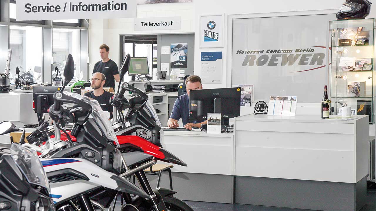 Der Besucher erkennt gleich bei Betreten des Geschäfts die einzelnen Abteilungen, wo ihn kompetente Mitarbeiter empfangen.