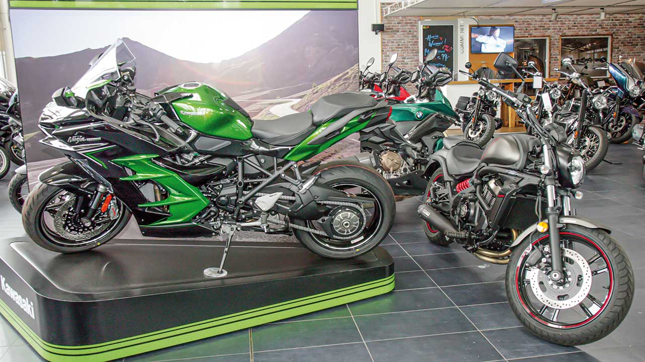 Die Kawasaki Ninja H2 SX mit Kompressor und der einsteigerfreundliche Cruiser Vulcan S verkörpern die Bandbreite japanischer Motorradtechnik.
