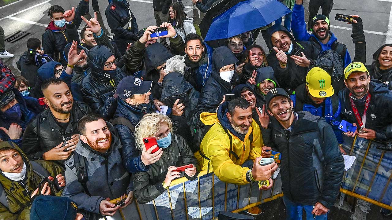 Auch wenn er am Ende völlig durchnässt war: Für seine Fans hat der „Doktor“ immer Zeit.