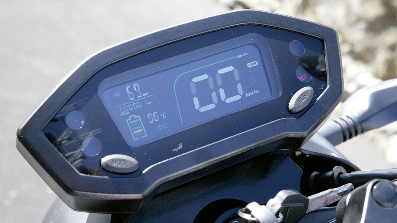 Das Vierfarb-Digitaldisplay liefert seine Infos gut strukturiert und lesbar aus.