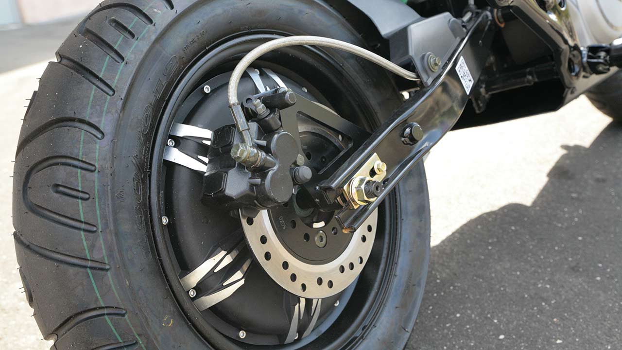 Der 2.000 Watt starke E-Motor im Hinterrad hat keine Mühe mit dem fahrfertig wenig mehr als 90 Kilo schweren Bike.