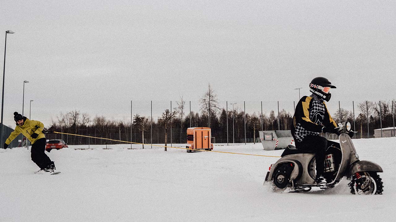 In nordischen Ländern pflegt man die Sportart Skijöring, bei der ein Pferd einen Skifahrer zieht. Bei SIP gibt's das Vespajöring – mit einem Snowboarder am Haken.
