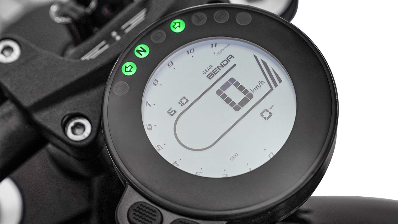 Digitaler Rundtacho im Cockpit der beiden neuen Keeway-Cruiser.