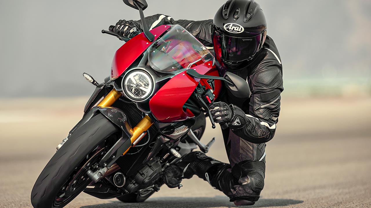 Mit 180 PS ist die Speed Triple 1200 RR ein überaus kräftiger Vertreter im Neoklassik-Segment der Café Racer.