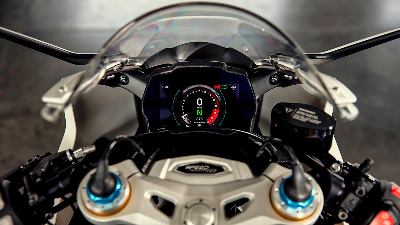Ein Blick ins zierliche Cockpit der Speed Triple 1200 RR, das von einer Halbschalenverkleidung geschützt wird.