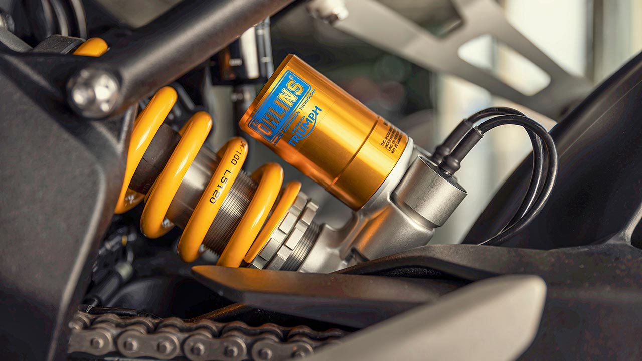 Feine, semi-aktive Öhlins-Ware aus der Reihe „Smart EC 2.0“ ziert das Fahrwerk der Speed Triple 1200 RR.