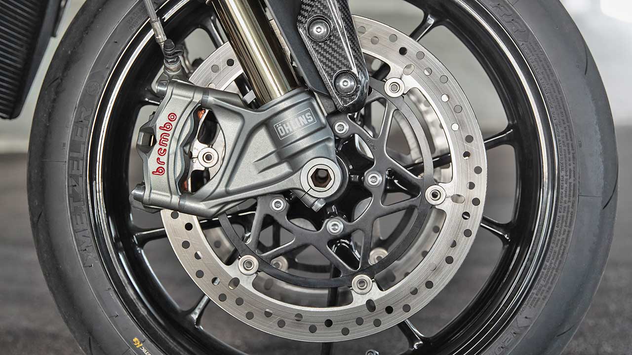 Premium-Komponenten von Öhlins, Brembo, Metzeler & Co. unterstreichen den hochwertigen Auftritt der „Speedy“ anno 2021.
