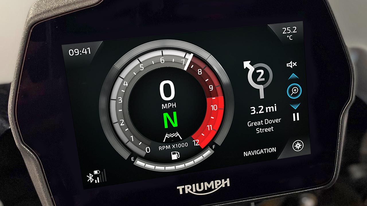 Seine Infos bekommt der Speed Triple-Pilot über ein 5 Zoll großes, farbiges TFT-Display, das via Smartphone die große weite Netzwelt ins Cockpit holt – Navigation inklusive.