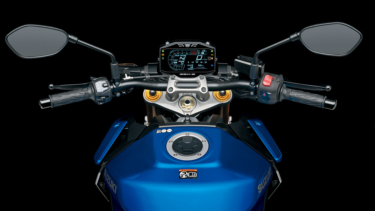 Der Lenker breiter und konifiziert, der Tank schnittiger und größer, das Instrumentenbrett farbig und in LCD: Suzuki GSX-S 1000 anno 2021.