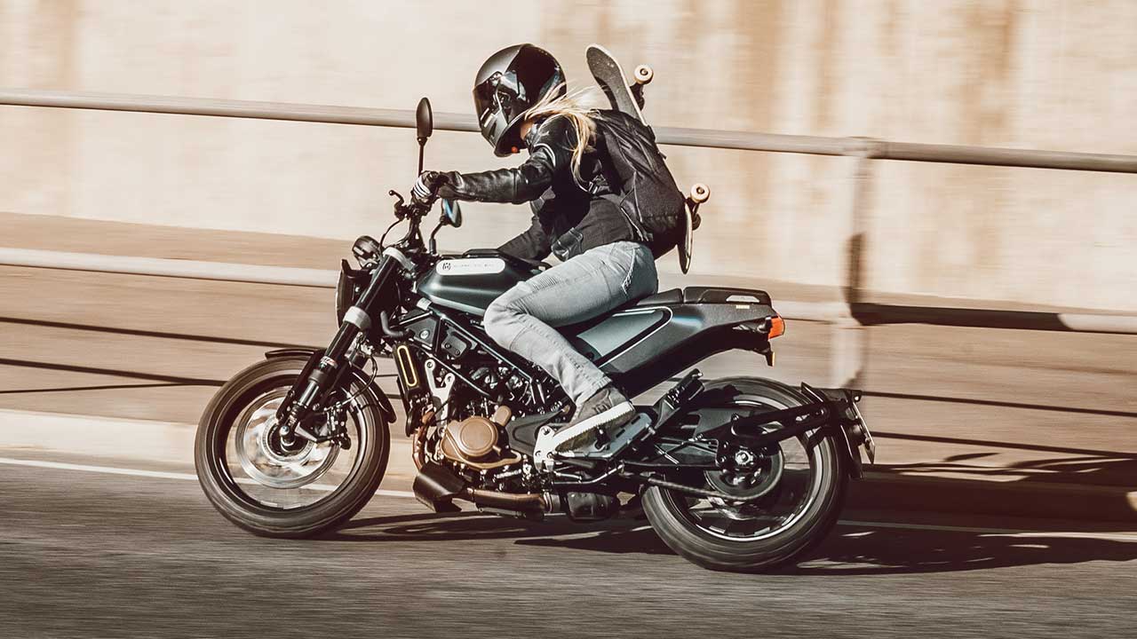 Das Design der neuen Svartpilen 125 mit Stummelheck und Kennzeichenträger am Hinterrad kann man mögen, muss es aber nicht.