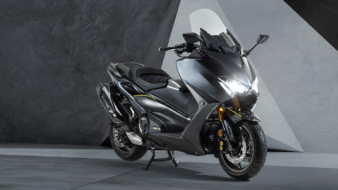 Back in Black: Der T-Max „20th Anniversary“ soll das Jubiläum des Großgeräts im Roller-Segment in „Mean Machine“-Optik feiern.