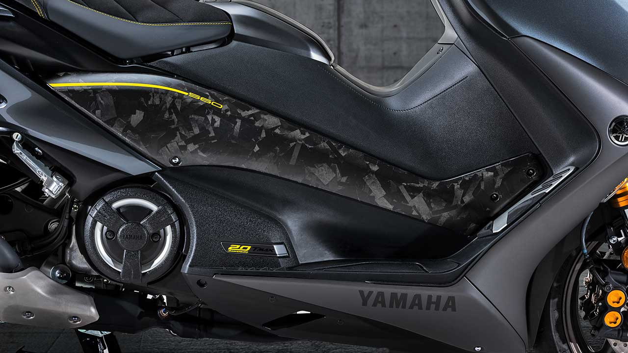 Diverse Verkleidungsteile des T-Max „20th Anniversary“ sind in „Forged-Carbon“ ausgeführt.