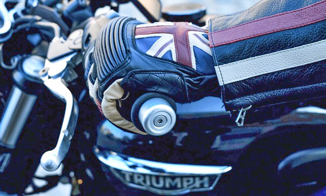 Triumph vermarktet Bekleidung und Zubehör künftig über einen eigenen Webshop.