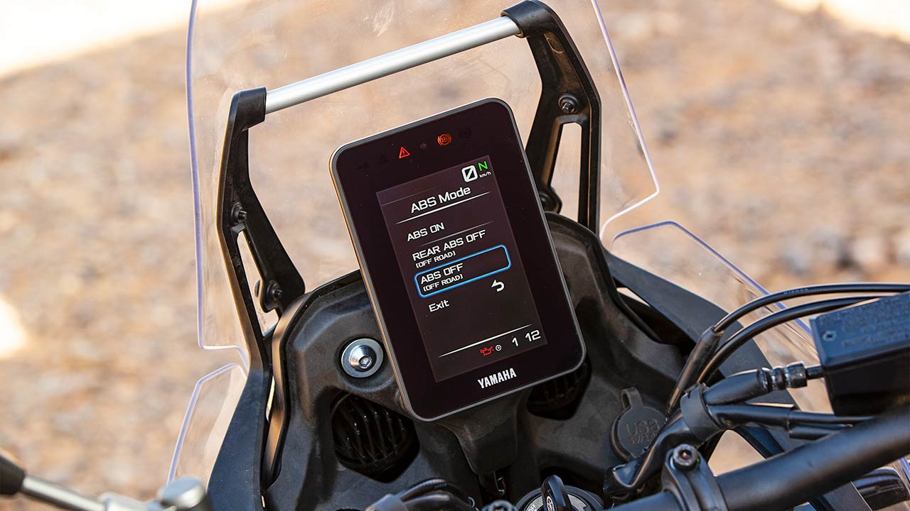 Im Cockpit gibt's ein neues TFT-Farbdisplay samt Smartphone-Anbindung.