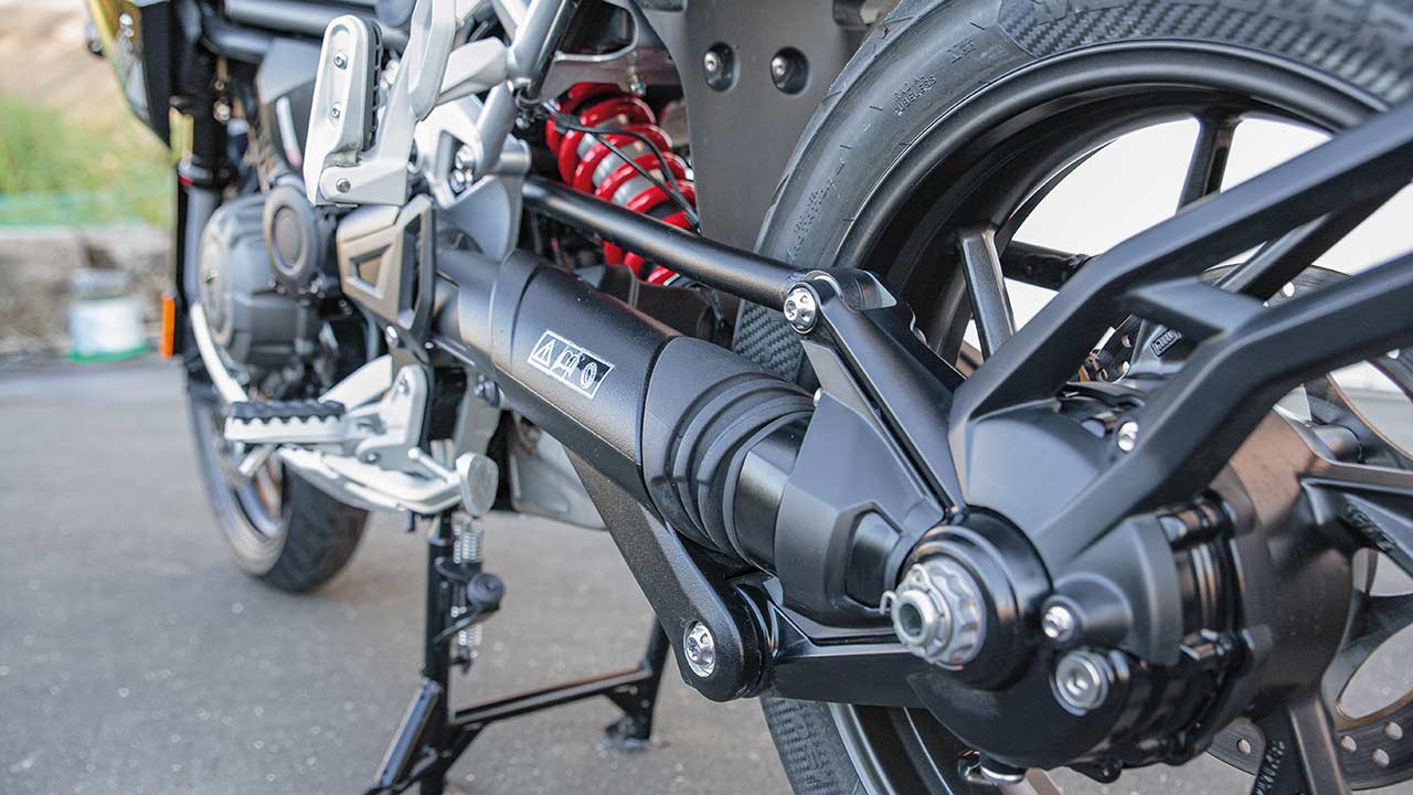 Der aufwändig konstruierte Kardanantrieb gibt sich unauffällig und geräuscharm. Ein Quell der Fahrfreude: Das semiaktive Showa-Fahrwerk der Tiger 1200.