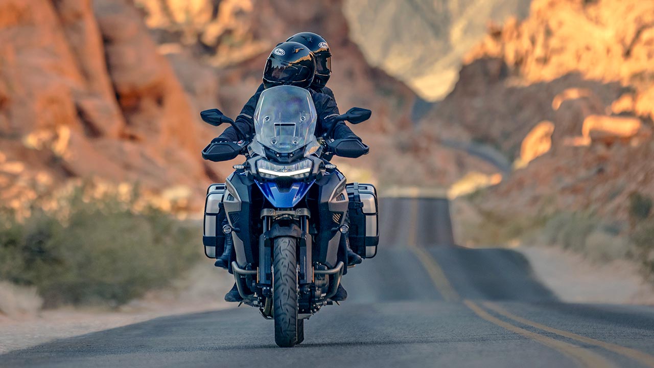 Fährt mit markanter LED-Lichtsignatur: Die Triumph Tiger des Modelljahrgangs 2022.