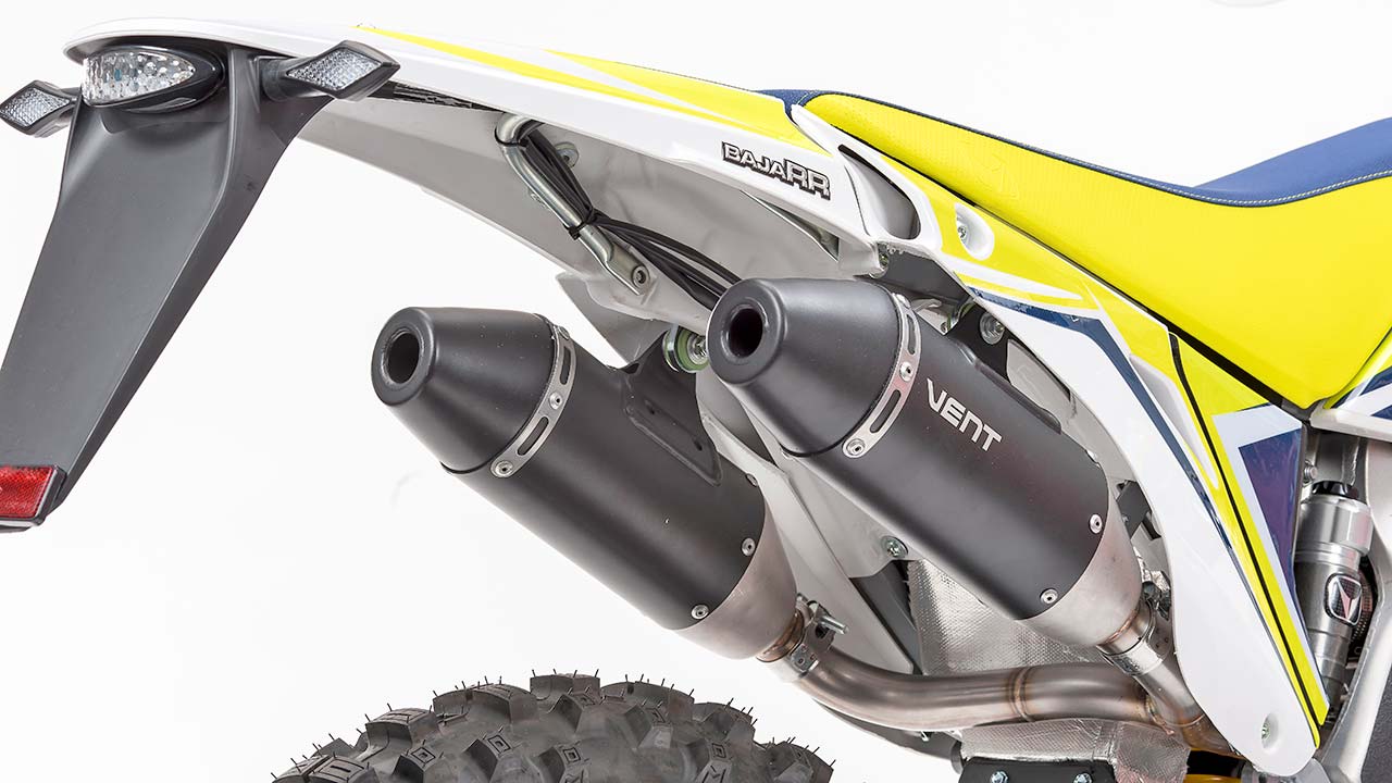 Aus zwei gefälliger modellierten Schalldämpfern atmet das Enduro-Modell aus.