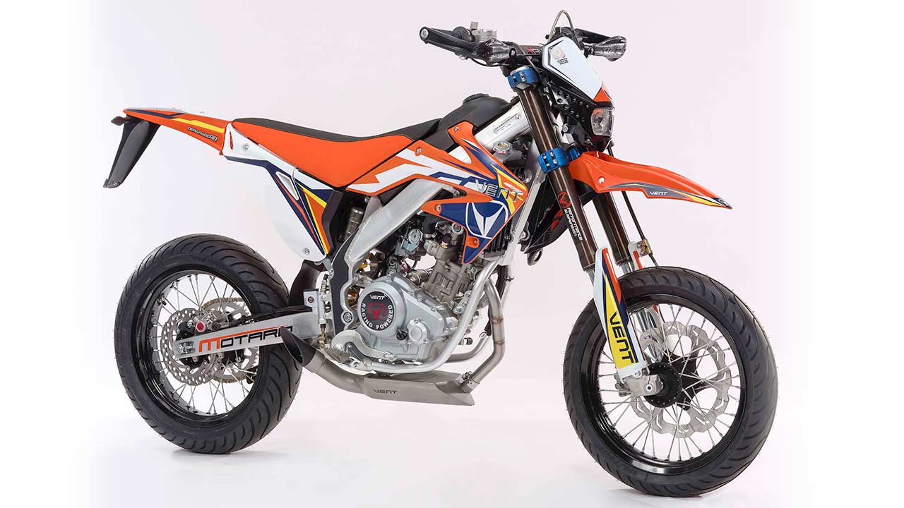Ebenfalls runderneuert fürs neue Modelljahr fährt die Supermoto-Variante Derapage 125 RR vor.