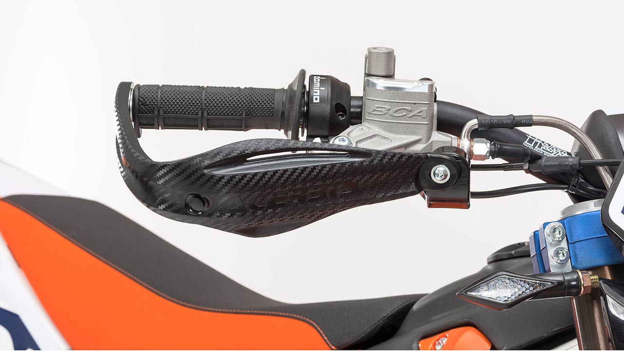 Die Supermoto bekam Handschützer im Carbon-Look spendiert.