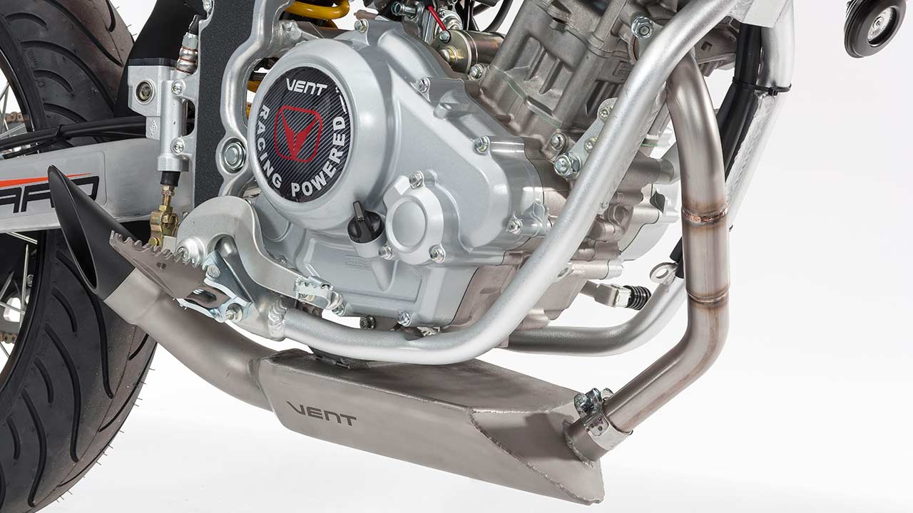 Schön ist anders: Der Unterflur-Auspufftopf der Supermoto.