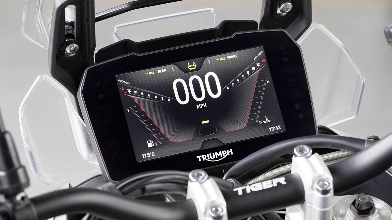 Das großformatige TFT-Display liefert seine umfangreichen Infos bestens ablesbar aus, die Menüführung allerdings erfordert Übung.