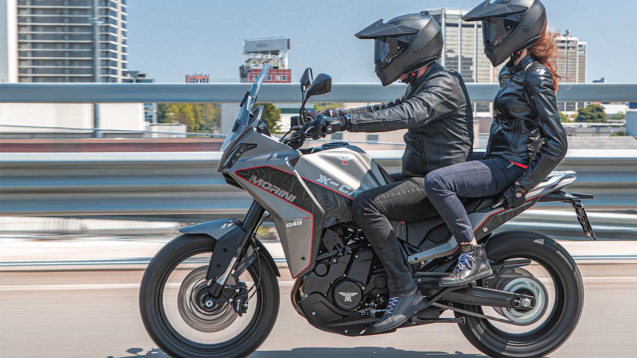 In drei Farbvarianten, im Bild „Smoky Anthracite“, will der Hersteller seine Enduro an den Start bringen.
