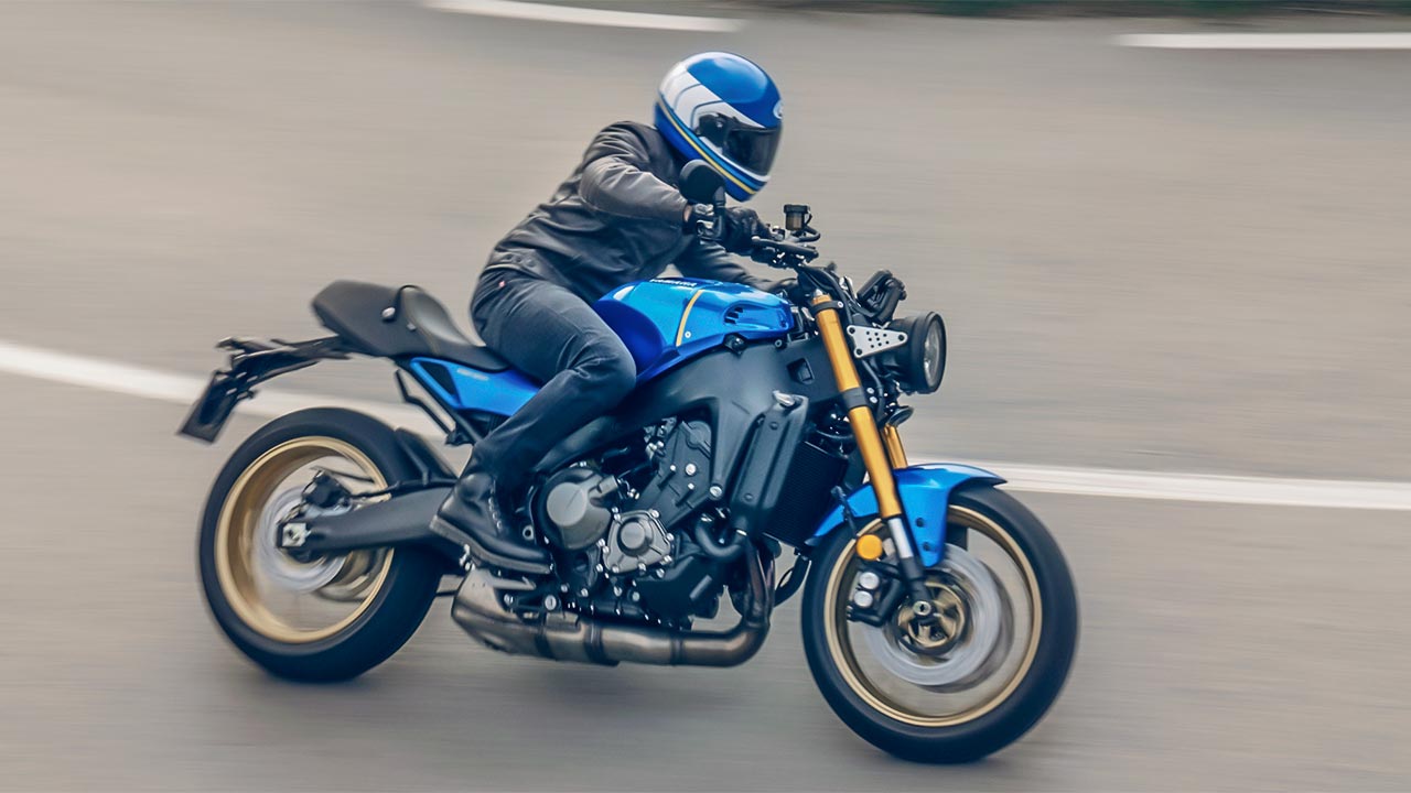 Erhielt eine neue Optik sowie die technischen Überarbeitungen der MT-09: Yamahas Neoklassiker XSR 900 des Modelljahrgangs 2022.