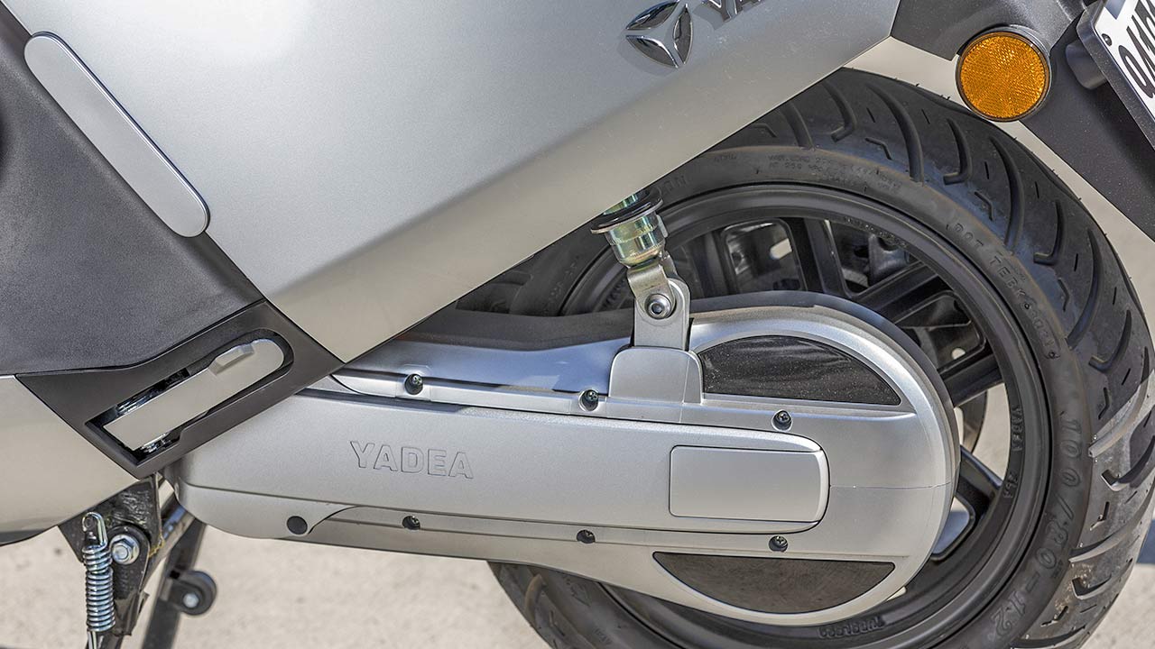 Via Riemen treibt der zentral angeordnete E-Motor das Hinterrad an.