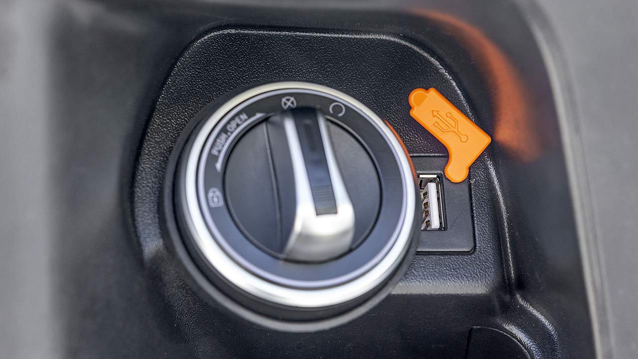 Gestartet wird der E-Leichtkraftroller schlüssellos, zudem gibt's eine USB-Ladebuchse.