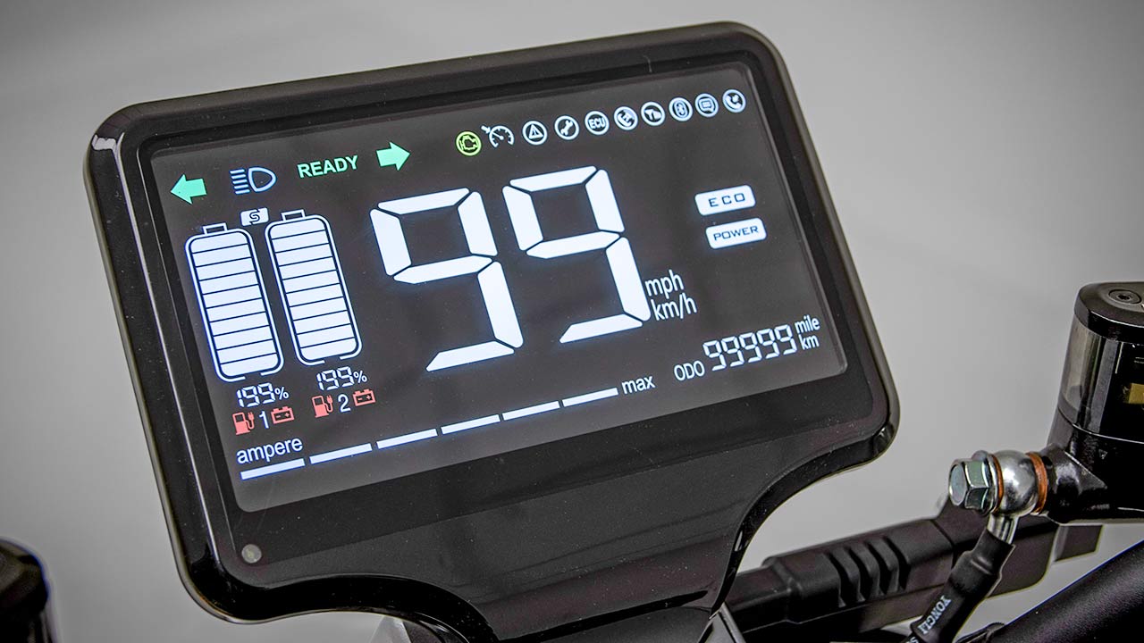 Ein großes 7-Zoll-Farbdisplay gibt Auskunft über die wesentlichen Fahrzeugparameter.