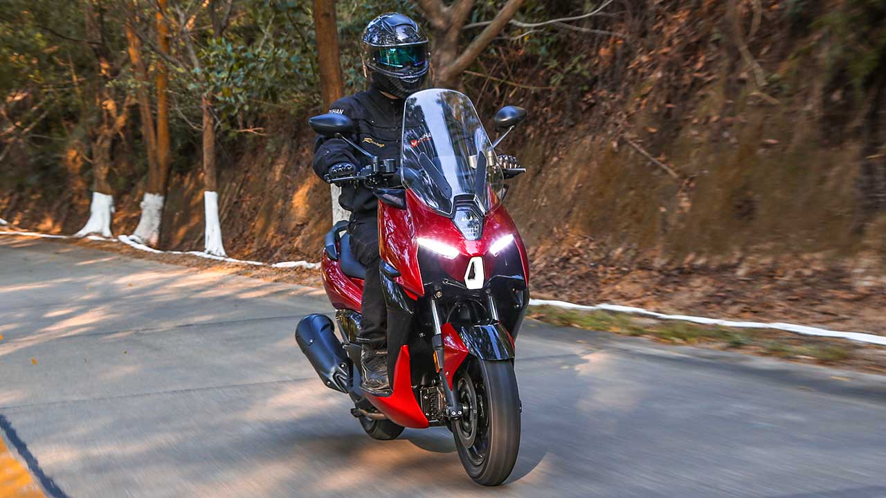 Der Roller-Debütant der Chinesen fährt mit markanter Licht-Signatur vor.