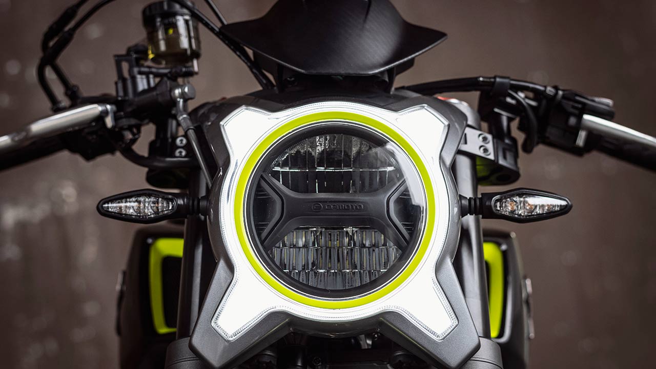 Neoklassiker wie die 700 CL-X tragen Rundscheinwerfer, verzichten allerdings nicht auf angesagte LED-Technik.