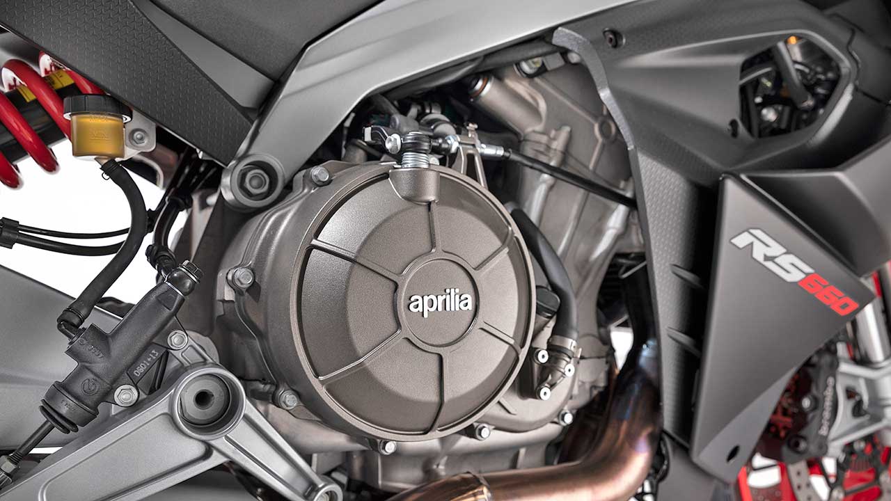 Der Zweizylinder-Reihenmotor der RS 660 ist laut Hersteller eine direkte Ableitung aus den 1.100-Kubik-Triebwerken, wie sie in den großen Aprilia-Sportbikes Verwendung finden.