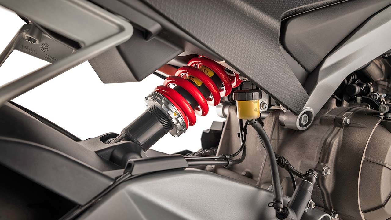 Beim in Vorspannung und Zugstufe einstellbaren Zentralfederbein der RS 660 verzichtet Aprilia auf aufwändige Umlenkhebeleien. Es wird direkt von der Kastenschwinge angesteuert.