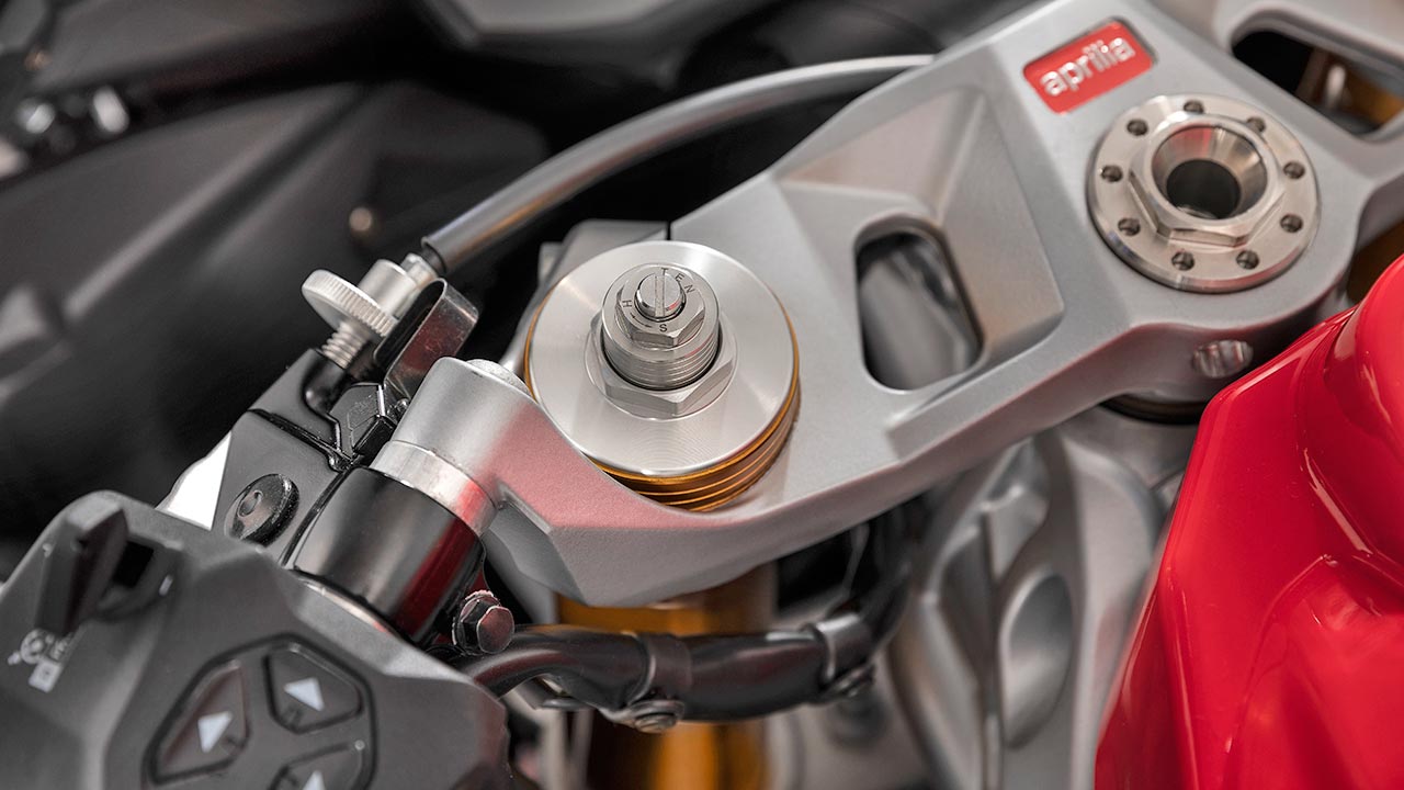 Die Upside-Down-Gabel von Kayaba an der Front der RS 660 ist in Vorspannung, Zug- und Druckstufe einstellbar.