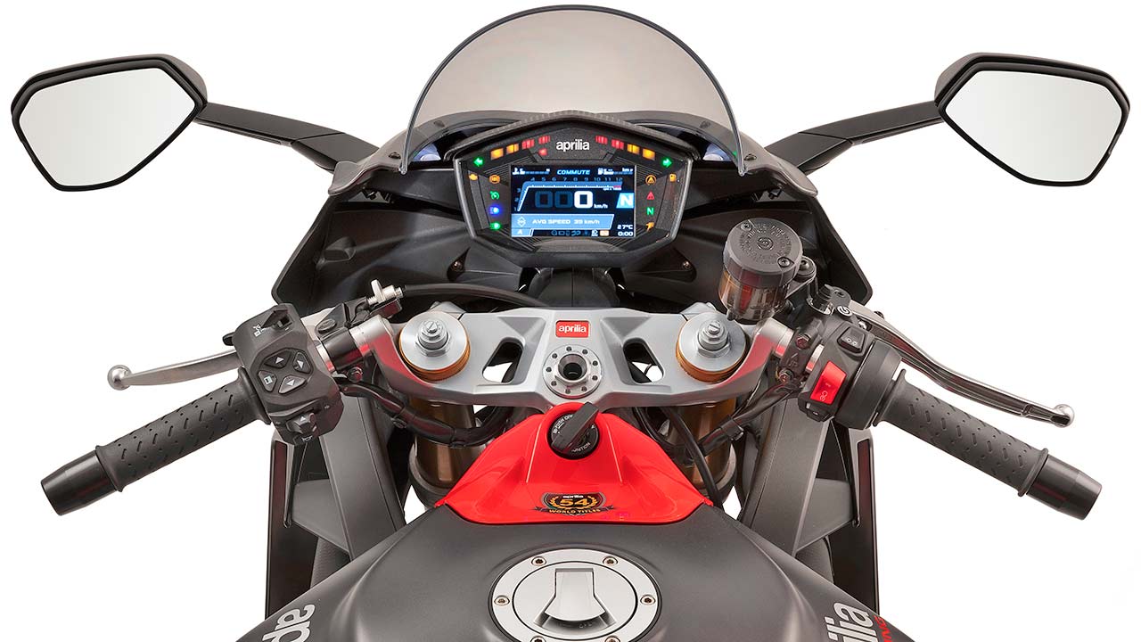 Über ein großformatiges, vierfarbiges TFT-Display und eine Schaltereinheit links am Lenker werden die vielen elektronischen Systeme der RS 660 verwaltet.