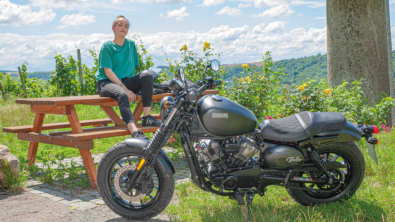 Testfahrerin Lina kam auf Anhieb zurecht mit Hyosungs Gernegroß in der Achtelliterklasse: Der GV 125 S Aquila.