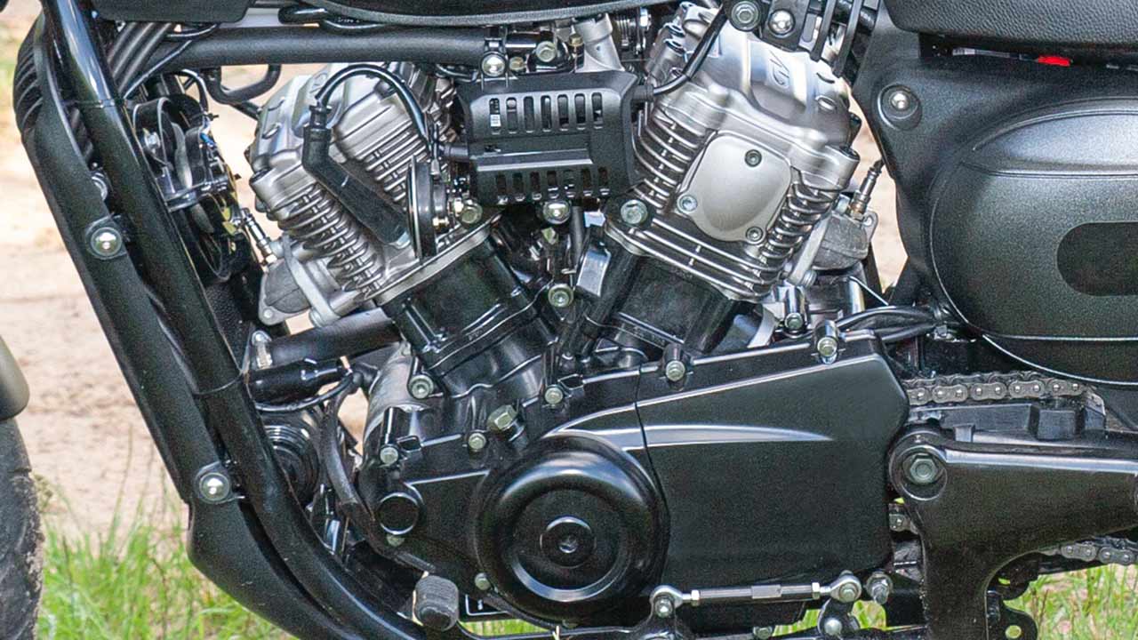 Das Sahnestück der Aquila: Ihr V-Twin. Er liefert saubere Fahrleistungen ab und ist ein angenehmer, gut zu bedienender Begleiter beim Cruisen.
