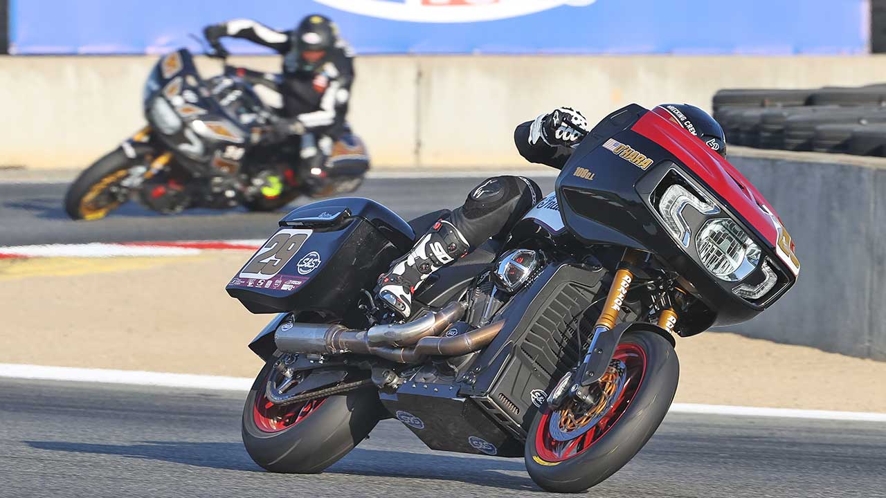 Um über den mächtigen Vorderbau die richtige Linie anpeilen zu können, muss sich der Bagger-Pilot mitunter lang machen.
